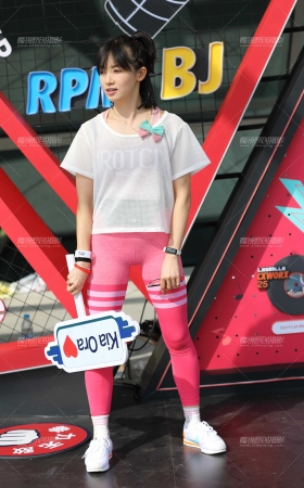 爱拍照的美女 [25P]