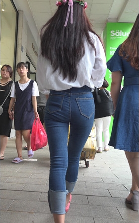 头上戴着花环的蓝牛美女