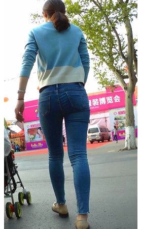 带孩子的牛仔裤少妇