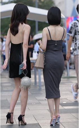 两个吊带裙小姐姐(49P)