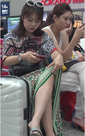 两个漂亮的气质美女