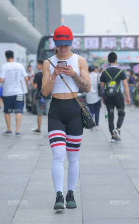 玩手机的紧身** [21P]