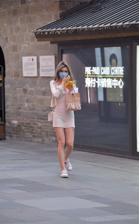 视觉冲击街拍作品 - 黄昏下de性感小姐姐