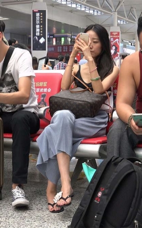 仙女气质人字拖街拍美足骨感美女