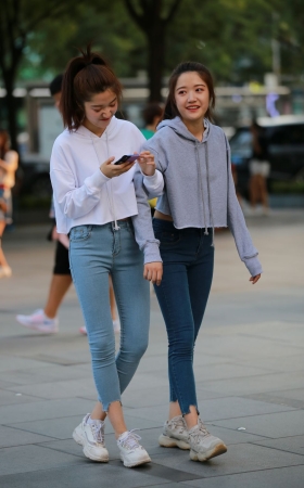 双胞胎姐妹
