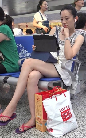 精致女人长腿细足，绿趾艳足近看竟是三色
