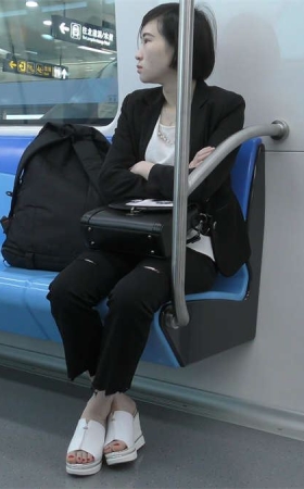 地铁车厢特写白色坡高跟美女