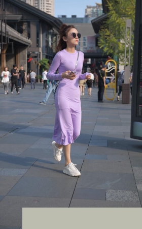 戴着墨镜的长裙美女3A8131[873M]