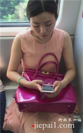 地铁车厢偶遇粉色连衣裙美腿高跟鞋美少妇。