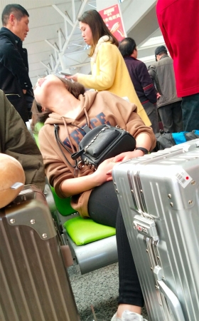 车站候车的黑色紧裤漂亮美女