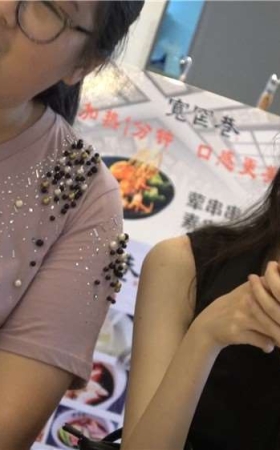 4K - 跟肥闺蜜在一起的银白色高跟眼镜妹 [1.55 GB/MP4]