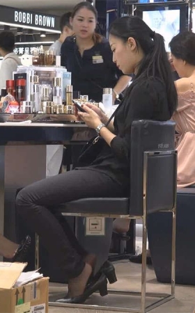 高级化妆品专柜的女老板娘的裸足