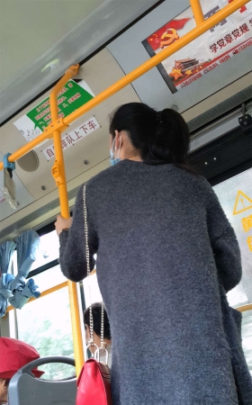 长线衫光腿长腿美眉