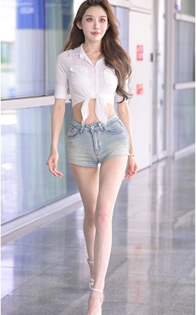 长腿高跟热裤美女【套图+视频】