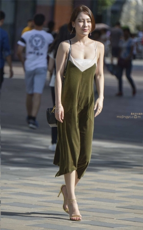 绿长裙黄色高跟鞋，美女香肩加美背。美丽动人！ [10P]