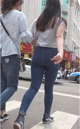 妹子的丰满蓝色紧身牛仔裤