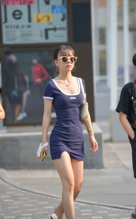 蓝色连体包臀裙妹子