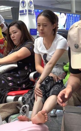 4K - 把脚放上粉色行李箱的年轻少F [9.75 GB/MP4]