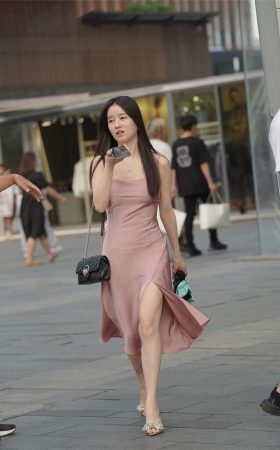 粉色吊带长裙小姐姐