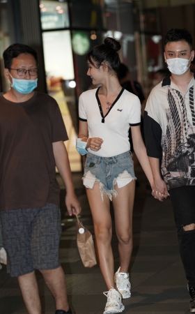 牛仔热裤妹子