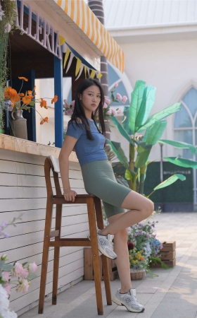 一始街拍作品 绿色瑜伽短裤美女