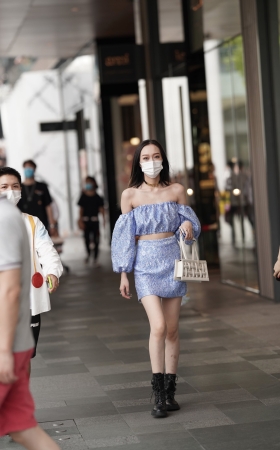 穿搭时尚的女孩