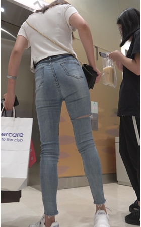 蓝色牛仔长腿紧身裤妹子