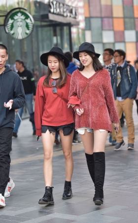 初冬时的两位时尚美腿小姐姐