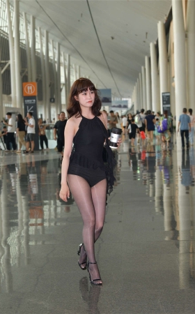 黑色热裤