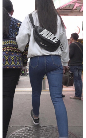 牛仔紧身裤小美女