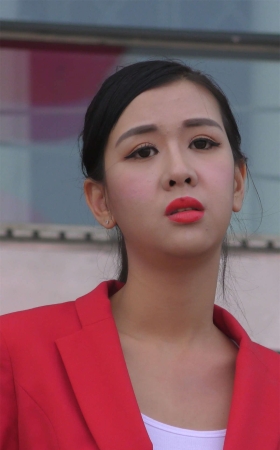 宽松牛仔裤条纹背心清纯美女