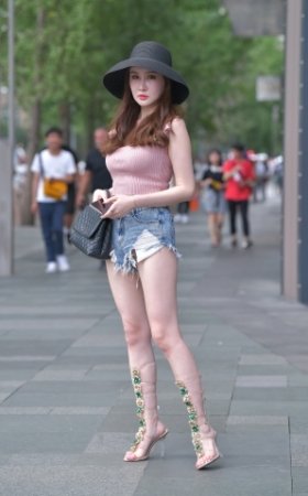 遇上性感热裤大白腿小姐姐