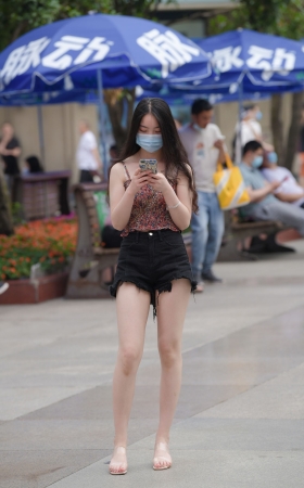 粉嫩玉腿美眉