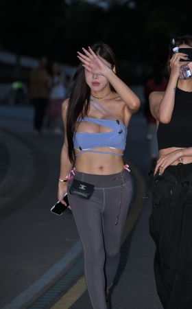 性感丰满紧身裤美女