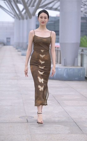 迷人吊带长裙