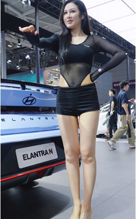 长腿车模美女