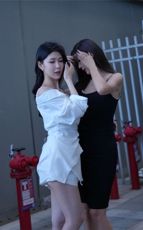 闺蜜间的黑白搭配