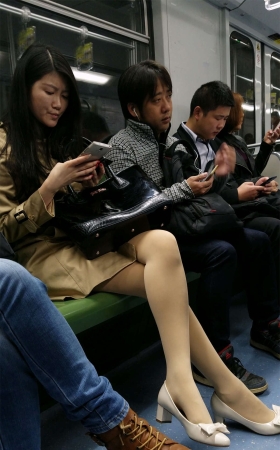 地铁漂亮美少妇肉色丝袜性感美腿高跟