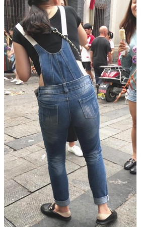 牛仔背带裤妹子