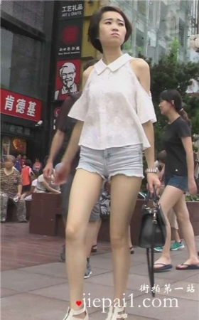 街拍性感高挑长腿热裤短发美女 [466 MB]