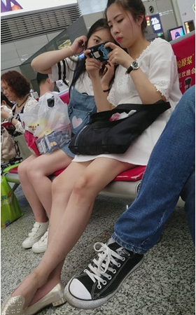 漂亮的白裙美女
