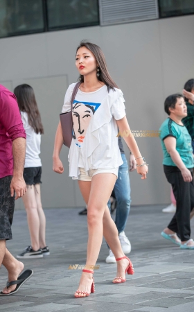 B47、被采访的紧身白裤美女 [21P]