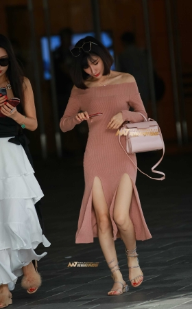 小姐姐的修身连衣裙美极了 [21P]