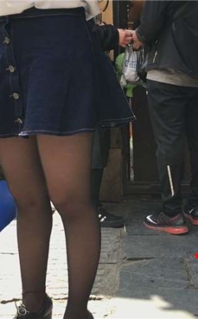 喜欢吃臭豆腐的黑丝牛仔短裙美女，黄发看起来有点野。