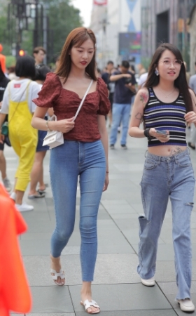长腿紧牛美眉
