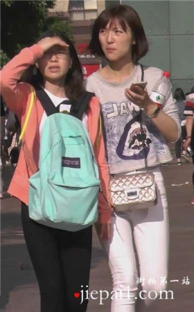 街拍短发清纯紧身白裤小美女 [381 MB]