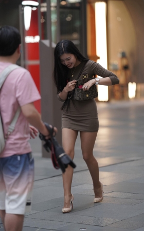 长发包臀裙美女