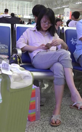 纯纯的女孩一双玉足可真是修长纤细，开始还脱了鞋踩在凳子上