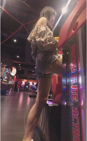 电玩城里的热裤女孩