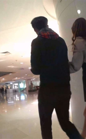 短裙小清纯美眉逛商场